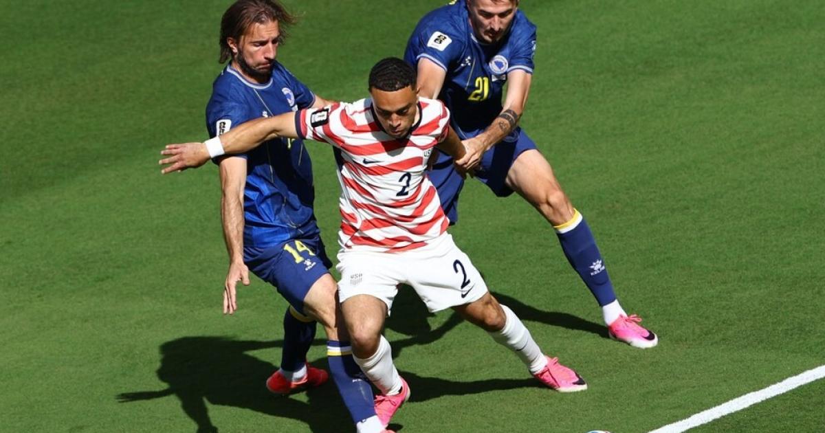 Estados Unidos vencioacute 2-0 a Bosnia superoacute la expulsioacuten de Balogun y avanzoacute a octavos de final