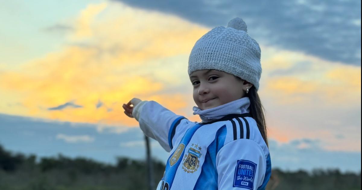 El cielo pintoacute la bandera argentina en Colonia Dora durante un atardecer uacutenico