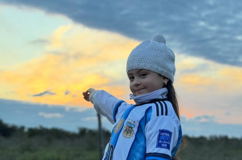 El cielo pintoacute la bandera argentina en Colonia Dora durante un atardecer uacutenico