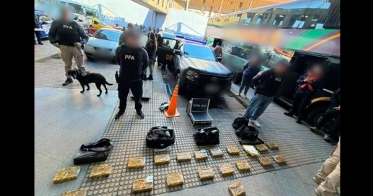 La Policiacutea Federal incautoacute maacutes de 22 kilos de cocaiacutena en un micro en Coacuterdoba- habiacutea pasado por Santiago del Estero