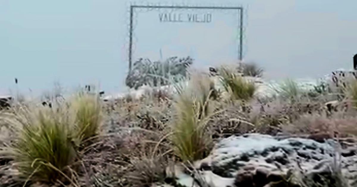 La Cuesta El Portezuelo amanecioacute cubierta de nieve