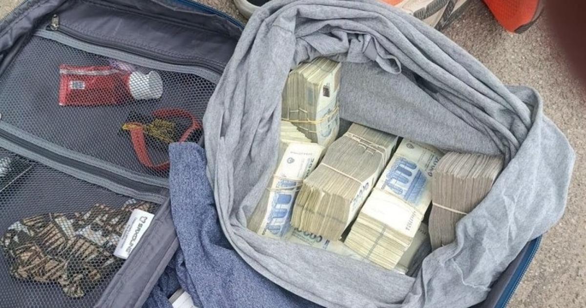 Insoacutelito caso- encontroacute una mochila con millones en la ruta y terminoacute demorado