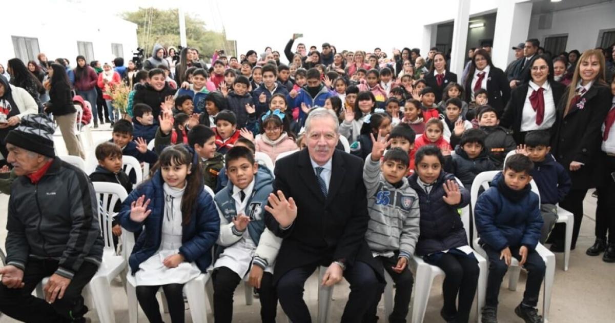 El gobernador inauguroacute en forma simultaacutenea importantes obras en 3 escuelas del Dpto Banda