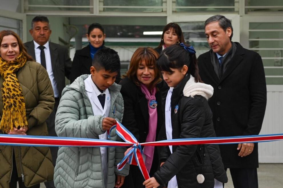 El gobernador inauguró en forma simultánea importantes obras en 3 escuelas del Dpto. Banda