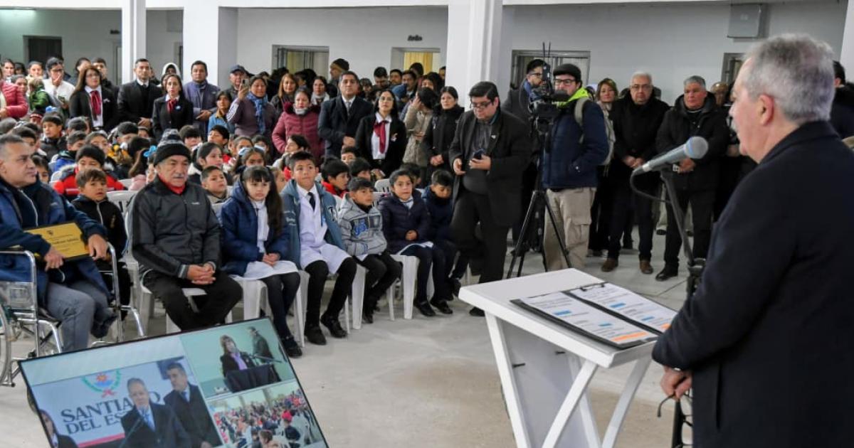 El gobernador Suaacuterez inauguroacute cuatro obras escolares en el Departamento Banda
