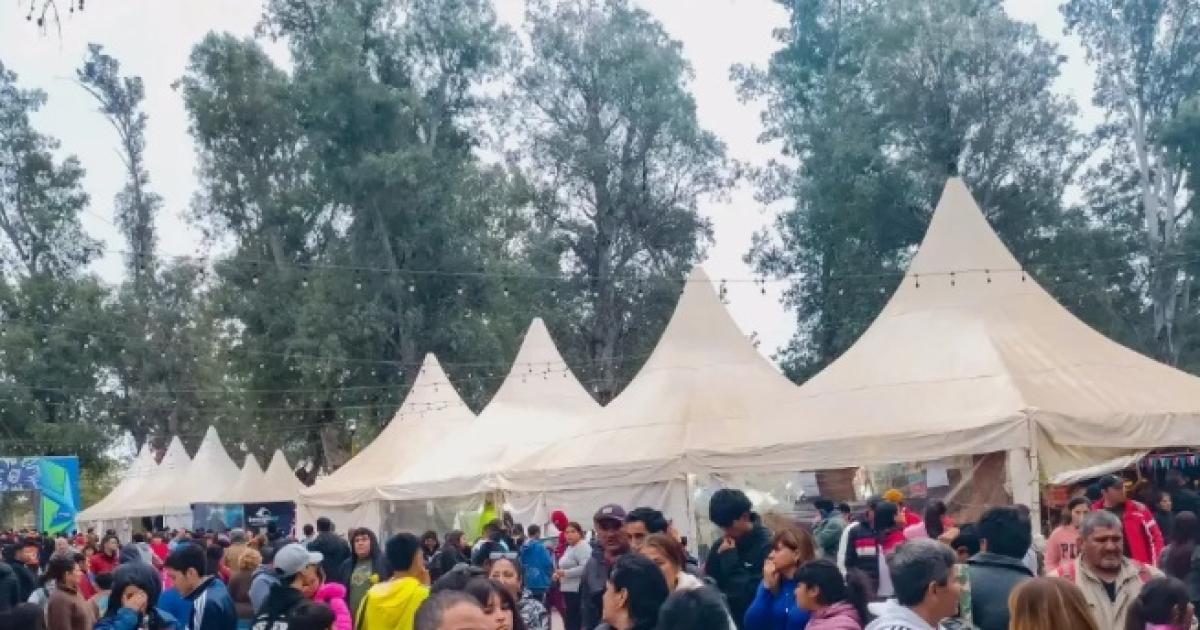 Autoridades inauguran la Feria Artesanal en el Parque Aguirre