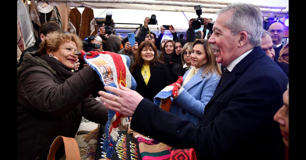 El Gobernador participoacute de la inauguracioacuten de la Feria Artesanal en el Parque Aguirre en el marco de los festejos por los 473 antildeos de la Madre de Ciudades