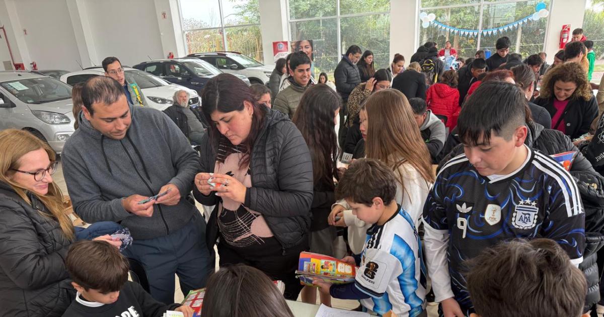 Exitosa convocatoria del gran encuentro familiar para intercambiar figuritas del Mundial
