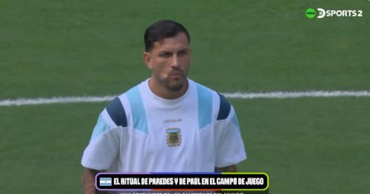 La caacutebala que no falla- Paredes y De Paul repitieron el ritual de los caramelos antes de enfrentar a Cabo Verde