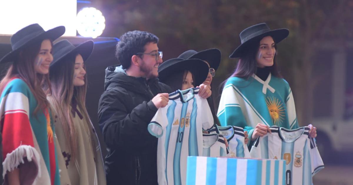 GALERIacuteA DE FOTOS El fan zone del Foacuterum late al ritmo de la Seleccioacuten- cientos de santiaguentildeos siguen el partido ante Cabo Verde