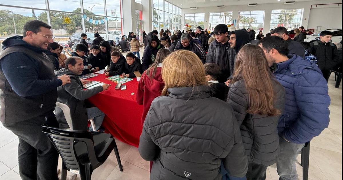 Exitosa convocatoria del gran encuentro familiar para intercambiar figuritas del Mundial
