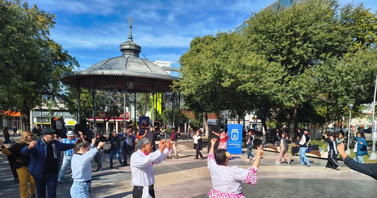 La Municipalidad invita la ciclo Folclore en la Plaza con muacutesica en vivo y baile