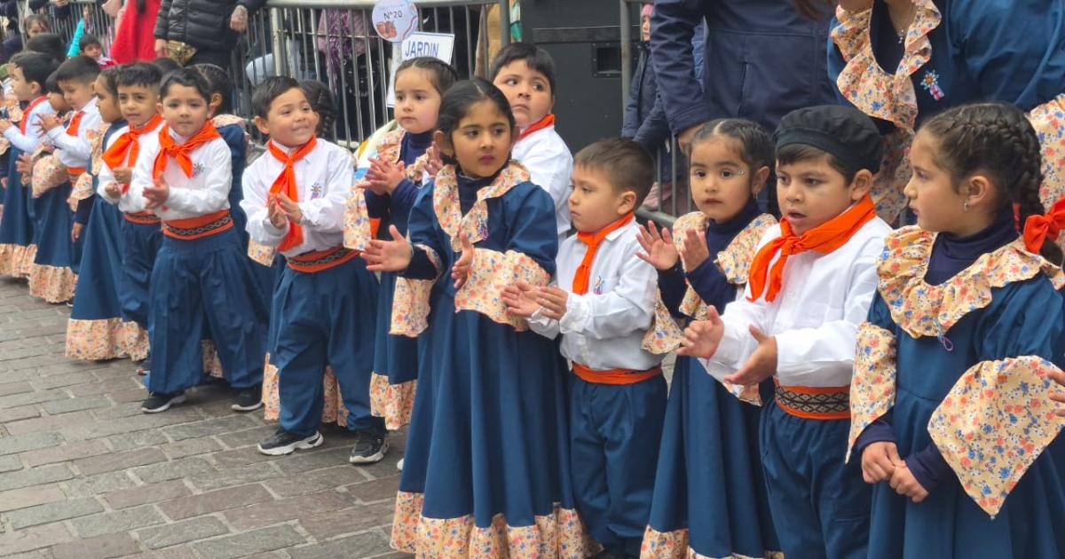 GALERIA DE FOTOS  La ternura y el folclore se aduentildearon de la plaza Libertad con una nueva edicioacuten de Santiago Baila