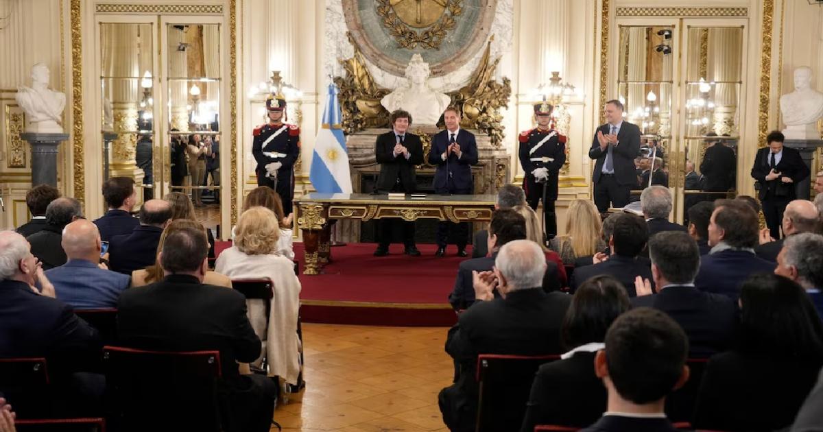 El día de la jura de Diego Santilli ante el presidente Milei en el Salón Blanco de la Casa Rosada