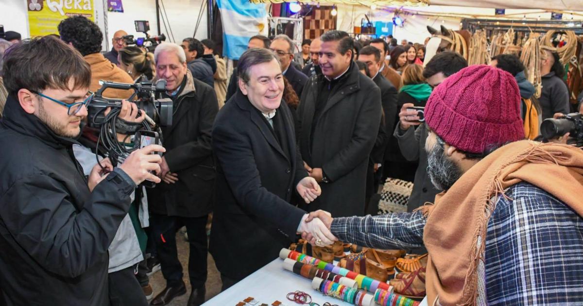 Eliacuteas Suaacuterez participoacute de la inauguracioacuten de la Feria Artesanal en el Parque Aguirre 