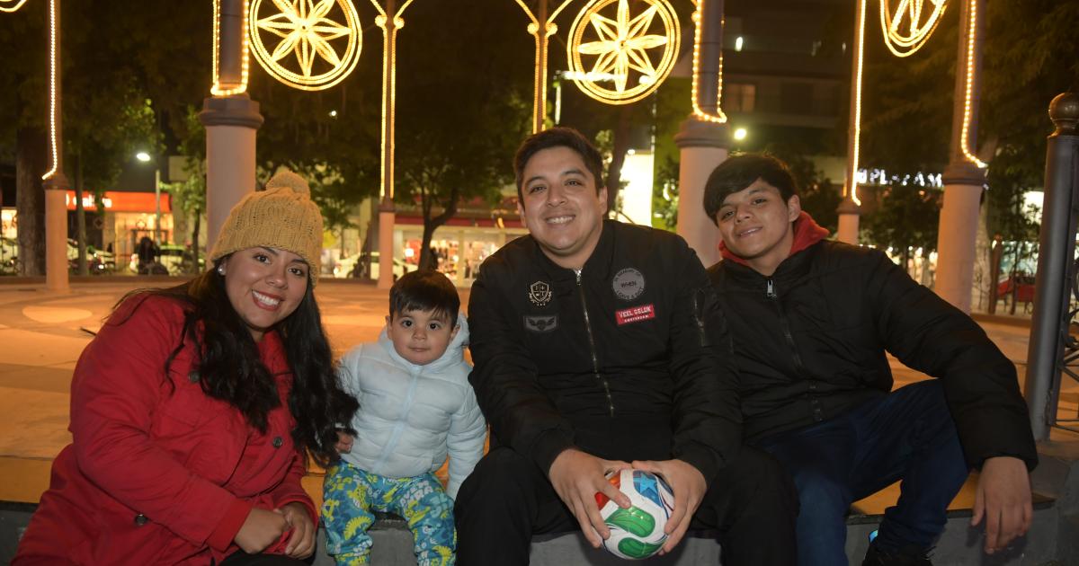 AL CALOR DE LAS LUMINARIAS DE LA PLAZA