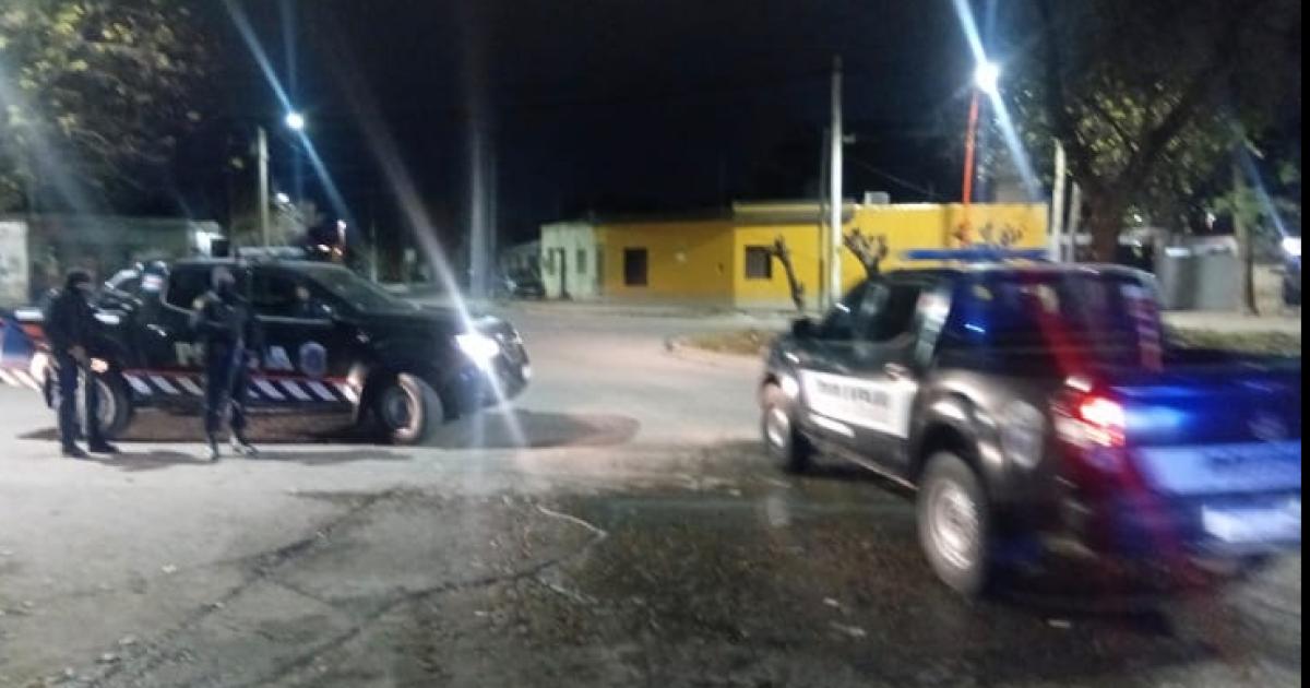 Violenta pelea en una cancha de fuacutetbol terminoacute con un joven apuntildealado