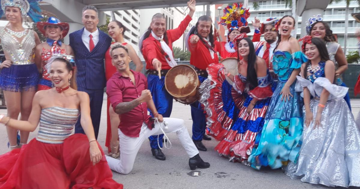EL LIBERAL presente junto a Los Laacutetigos Santiaguentildeos en el Diacutea de la Independencia de Estados Unidos