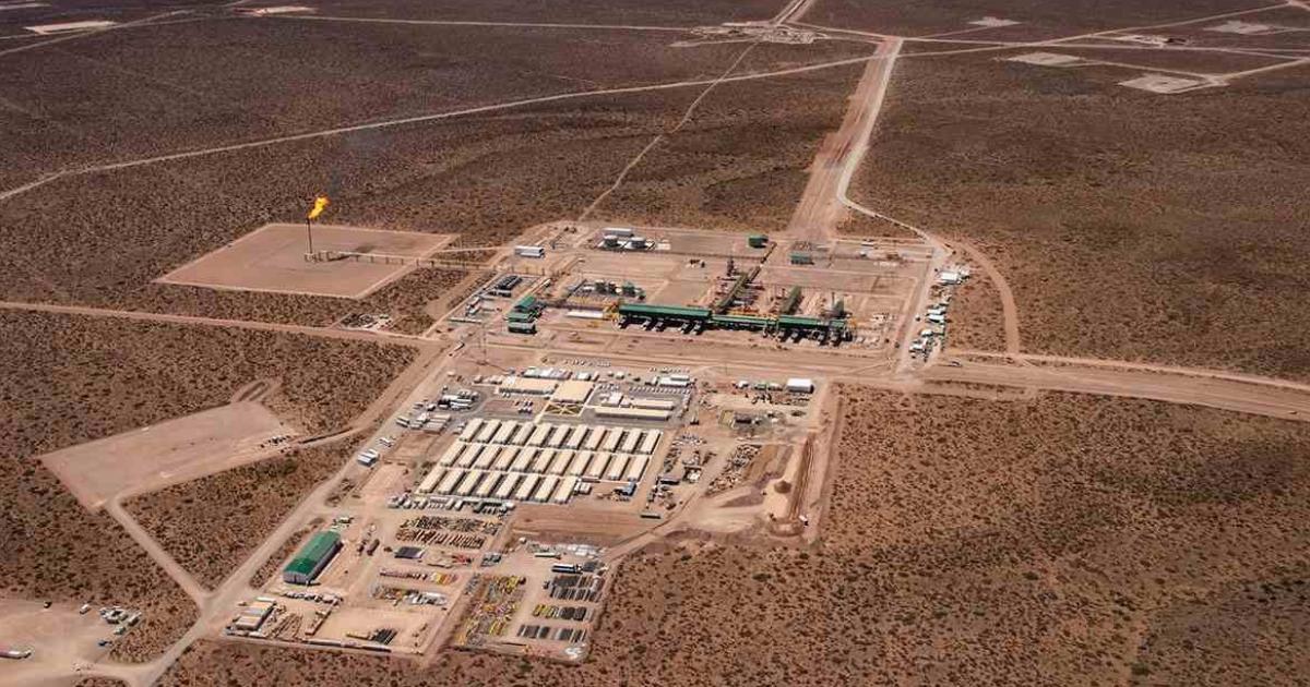 YPF proyecta 90000 nuevos empleos por Vaca Muerta y la produccioacuten de petroacuteleo superoacute los 900000 barriles diarios