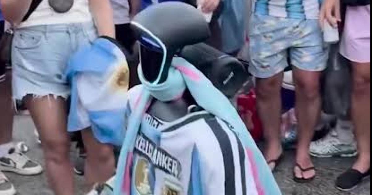 Como un hincha maacutes- un robot fue argentinizado en el Mundial