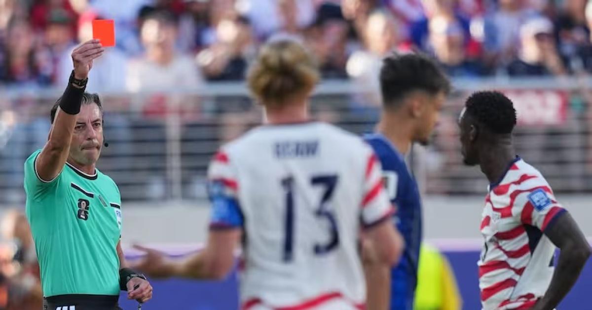 Escaacutendalo Mundial- la FIFA levantoacute la sancioacuten al goleador de EEUU un diacutea antes de jugar