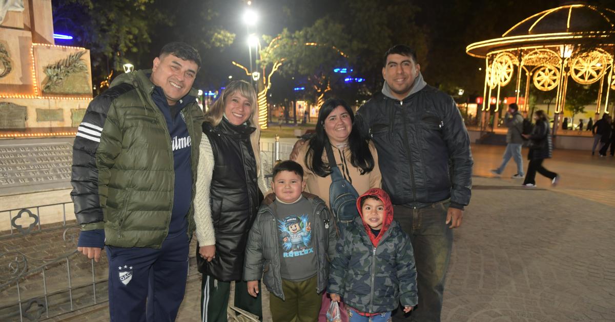 AL CALOR DE LAS LUMINARIAS DE LA PLAZA