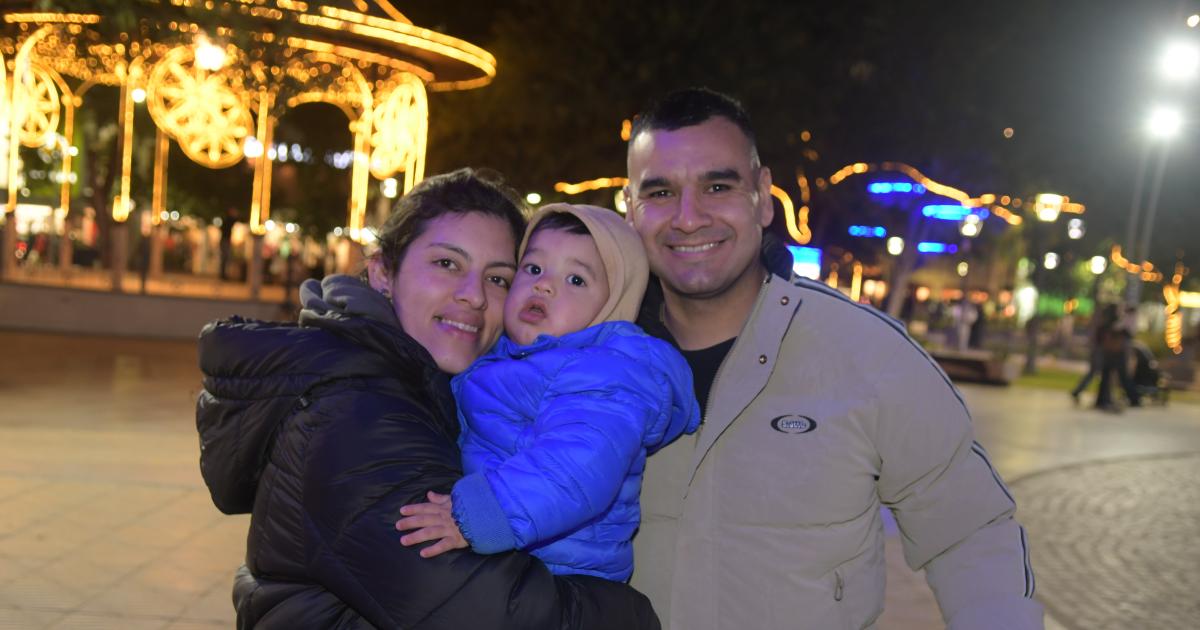 AL CALOR DE LAS LUMINARIAS DE LA PLAZA