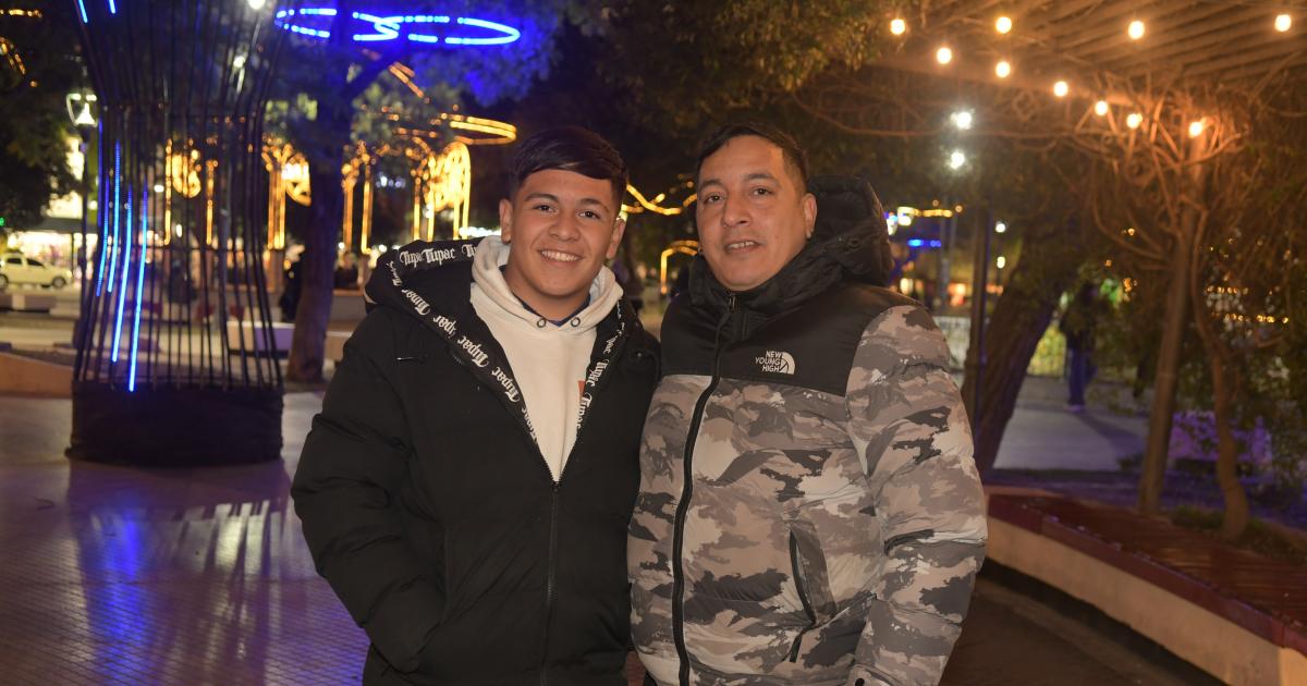 AL CALOR DE LAS LUMINARIAS DE LA PLAZA
