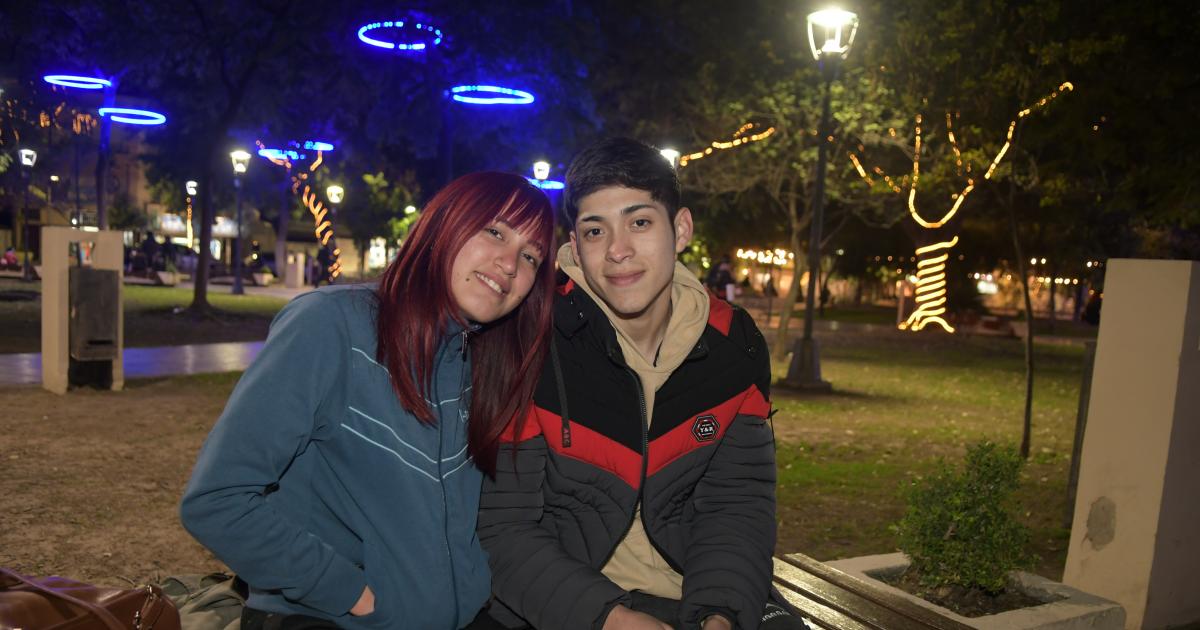 AL CALOR DE LAS LUMINARIAS DE LA PLAZA