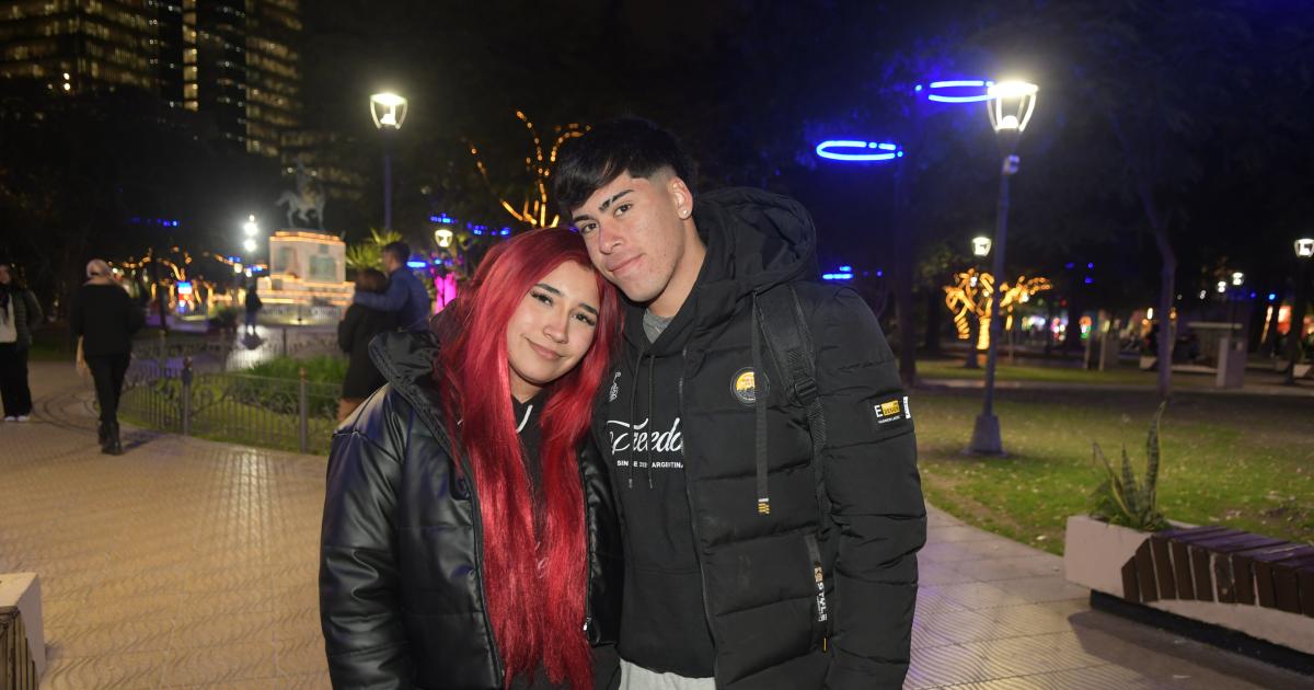 AL CALOR DE LAS LUMINARIAS DE LA PLAZA