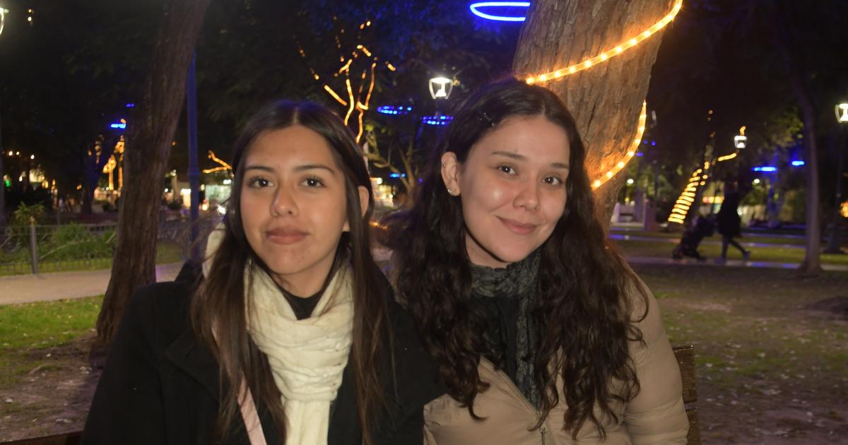 AL CALOR DE LAS LUMINARIAS DE LA PLAZA