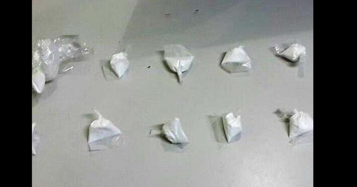 Secuestraron 11 envoltorios de droga tras ser abandonados por una mujer en el bantildeo de un boliche