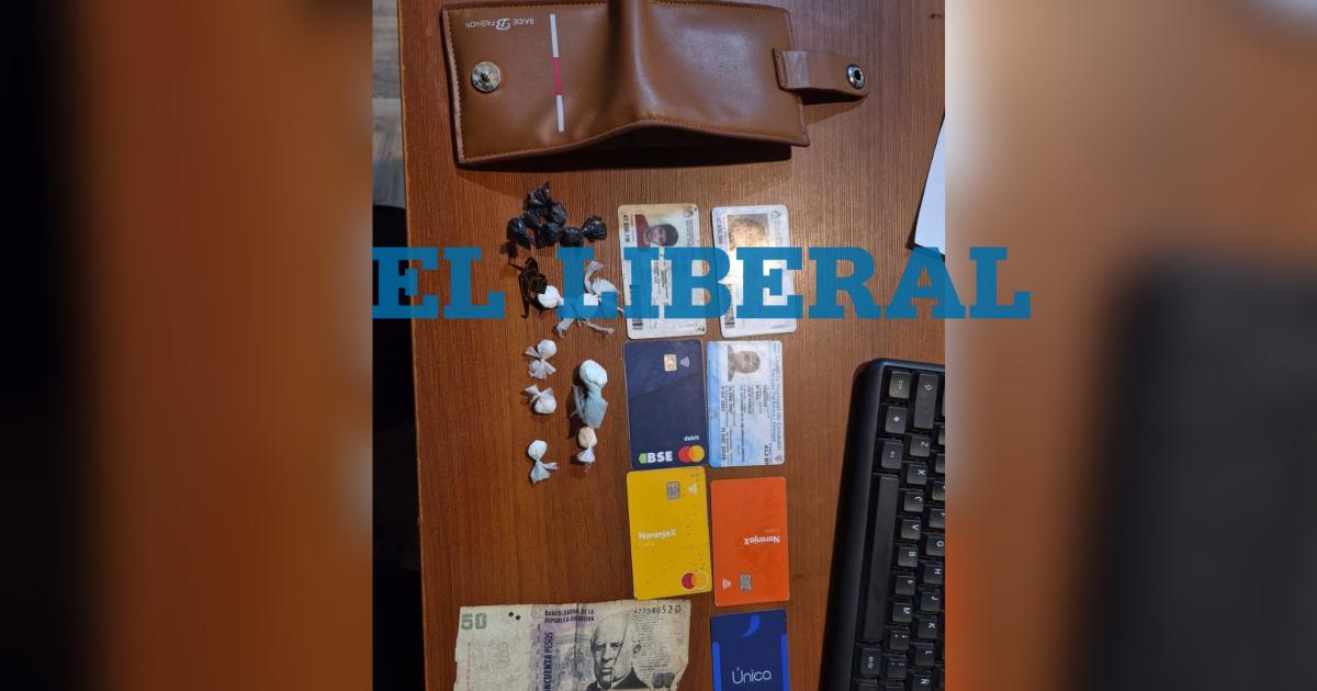 Secuestraron 11 envoltorios de droga tras ser abandonados por una mujer en el bantildeo de un boliche