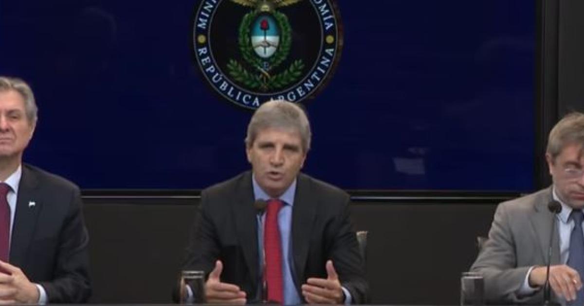 Es un objetivo no una promesa- Caputo afirmoacute que busca que Argentina alcance el grado de inversioacuten antes del fin del mandato de Milei