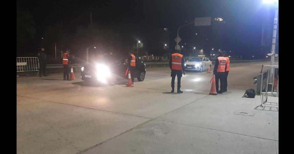 Una patota de 15 personas golpeoacute a dos joacutevenes que volviacutean de la Feria Artesanal