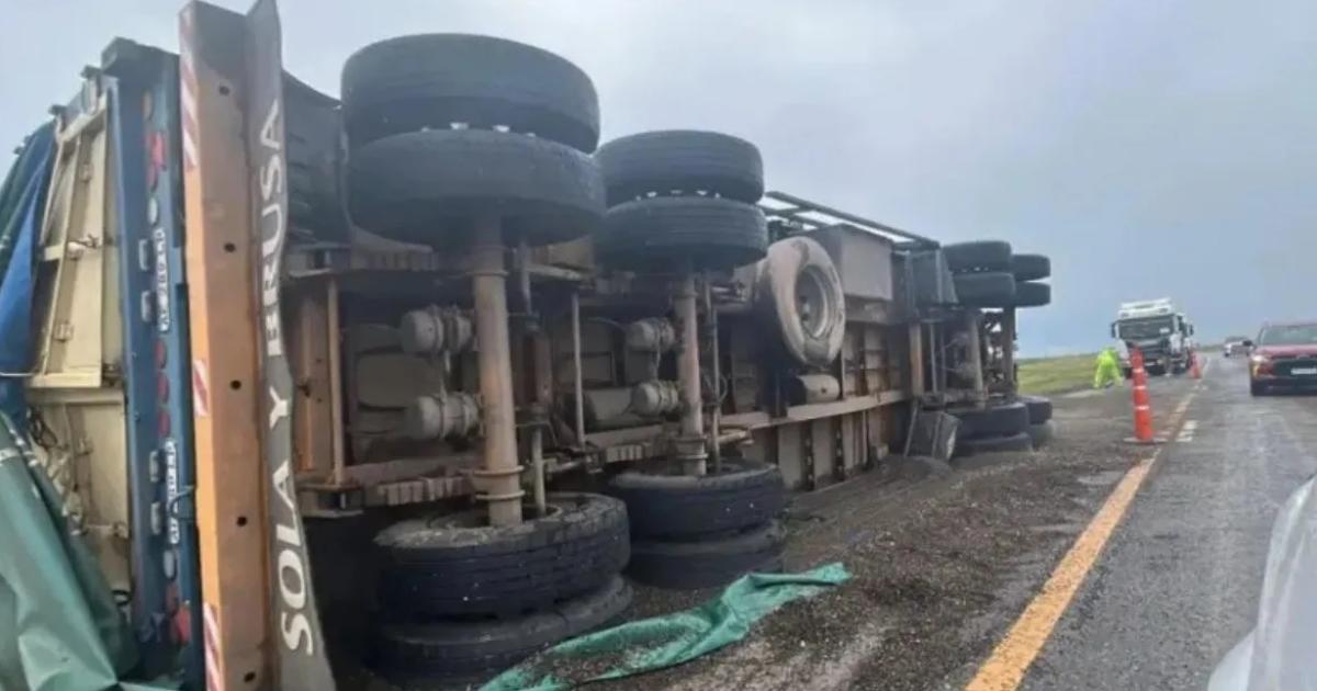 Un camionero transportaba alimento balanceado y volcoacute sobre la Ruta Nacional 34