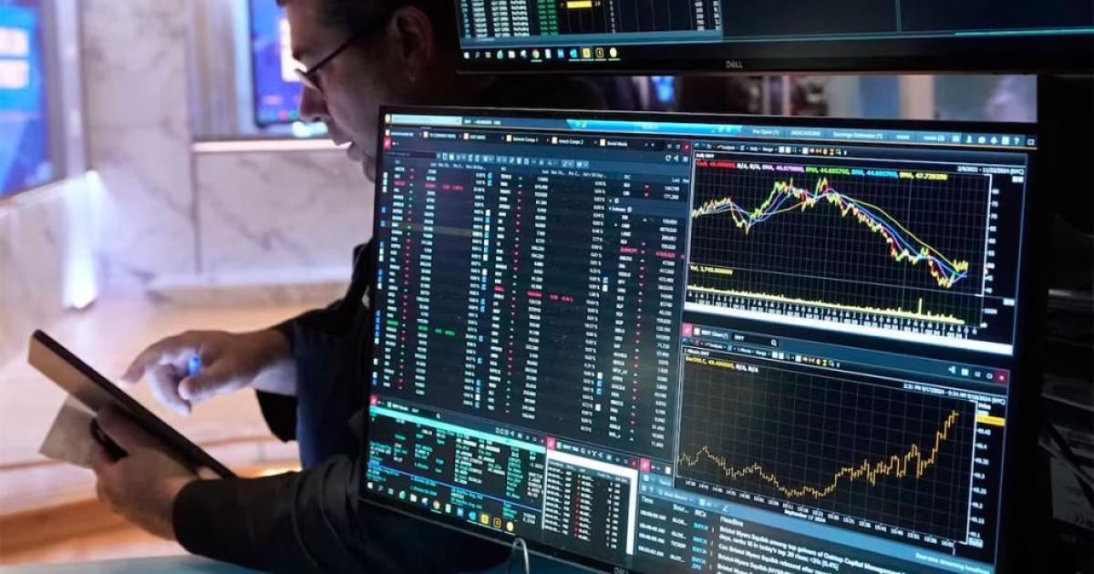 Riesgo paiacutes toca nuevo miacutenimo de 8 antildeos y Wall Street festeja- suben acciones y bonos