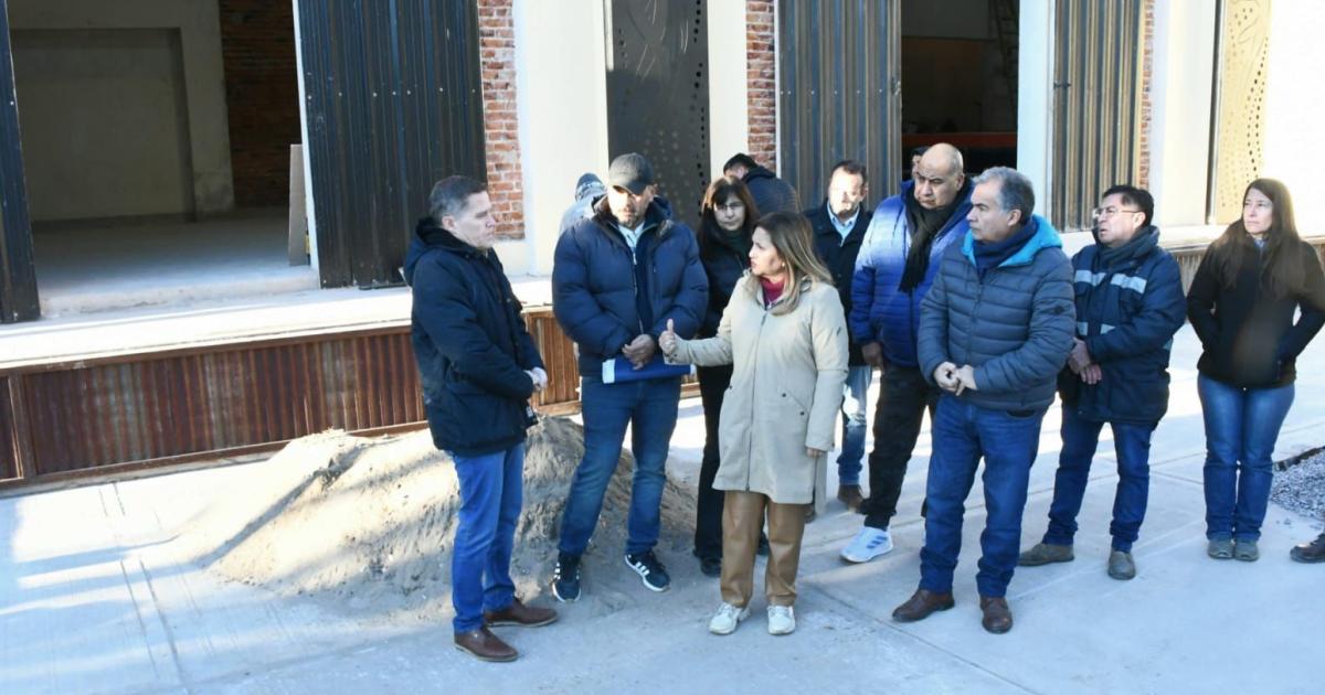 Fuentes y Benavente supervisaron el avance de obra del Teatro del Pueblo