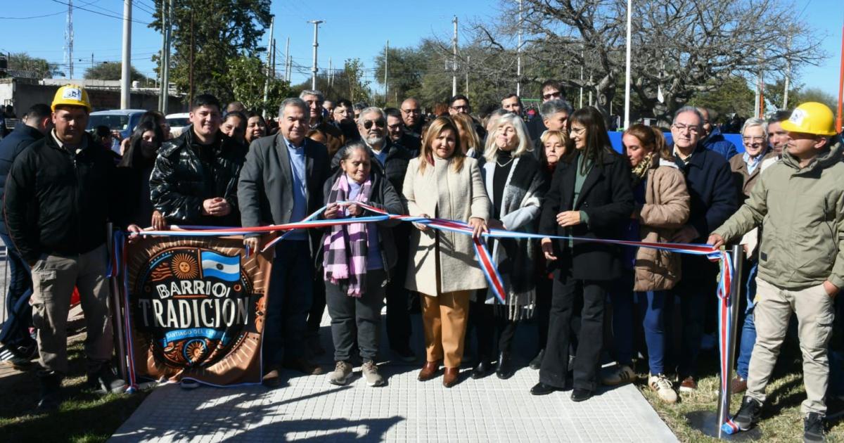 Fuentes inauguroacute la remodelacioacuten integral de la plazoleta Prof Joseacute Goacutemez Basualdo en el barrio Tradicioacuten