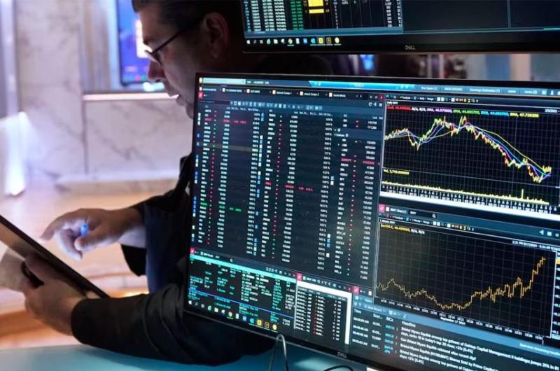 Riesgo paiacutes toca nuevo miacutenimo de 8 antildeos y Wall Street festeja- suben acciones y bonos