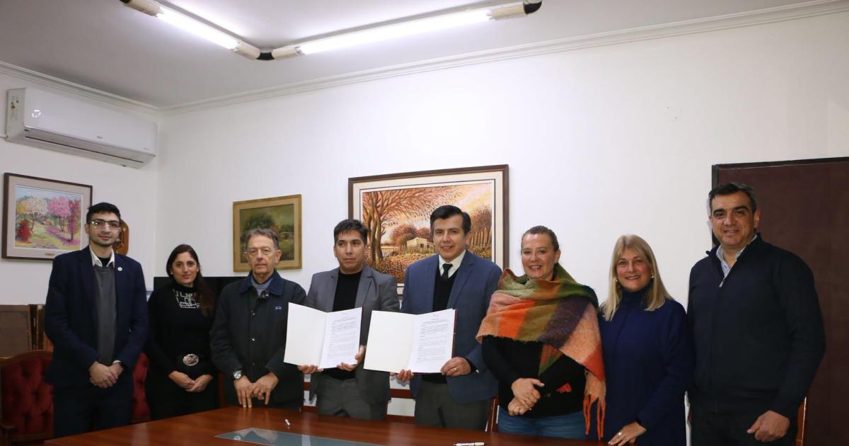 Firma de convenio entre la Unse y la Caacutemara de Comercio