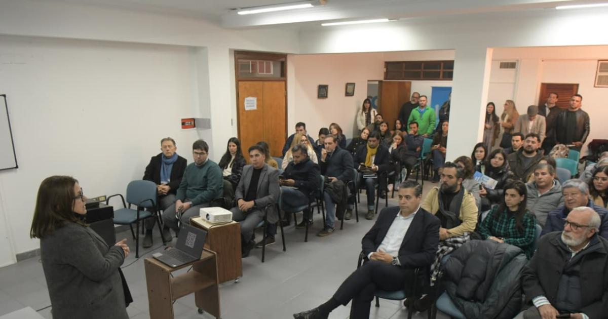 Teacutecnicos del CFI disertaron en la Caacutemara de Comercio local