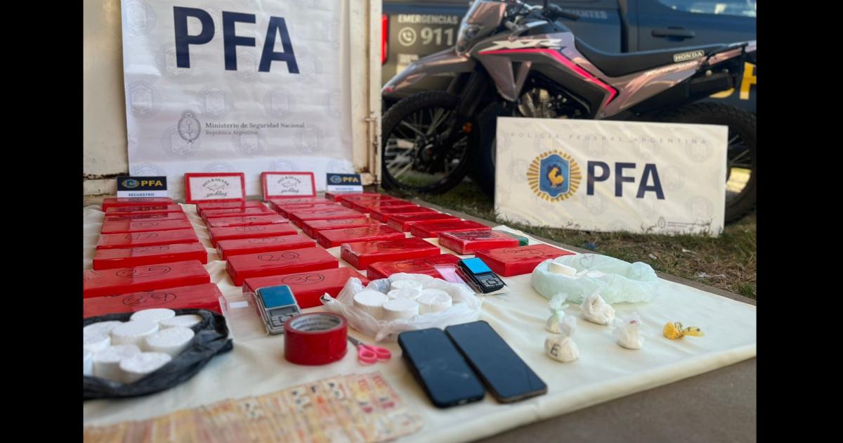 Operativo Blue Line Cae una banda narco liderada por una policia y les secuestran 37 kilos de cocaiacutena