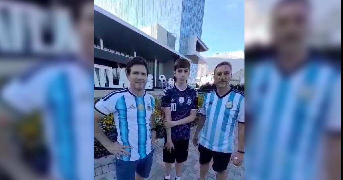 Los primeros hinchas santiaguentildeos ya viven la pasioacuten en Atlanta- llegaron al Mercedes-Benz Arena para alentar a la Seleccioacuten