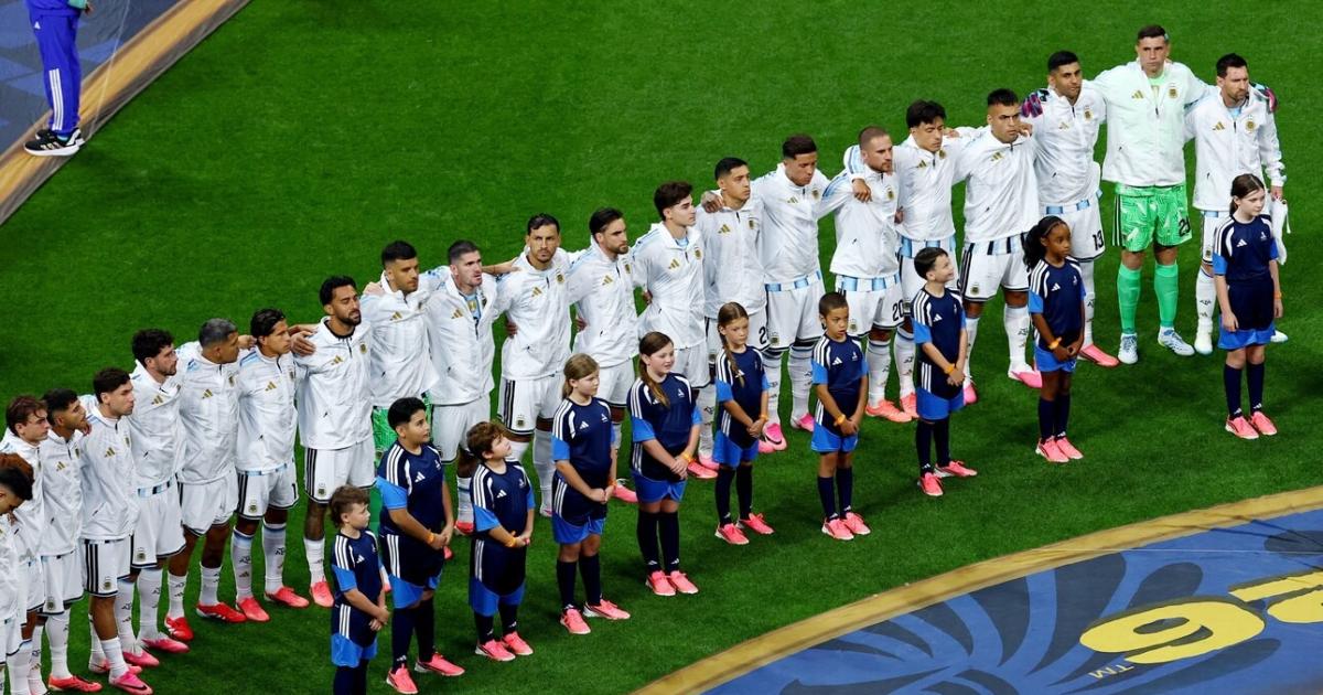 Asiacute sonoacute el Himno Nacional en el Mercedes-Benz Arena de Atlanta