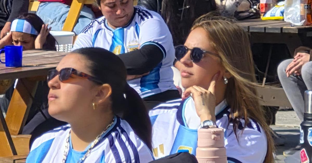 GALERIacuteA DE FOTOS El fan zone del Foacuterum alentando a la Seleccioacuten- cientos de santiaguentildeos siguen el partido ante Egipto