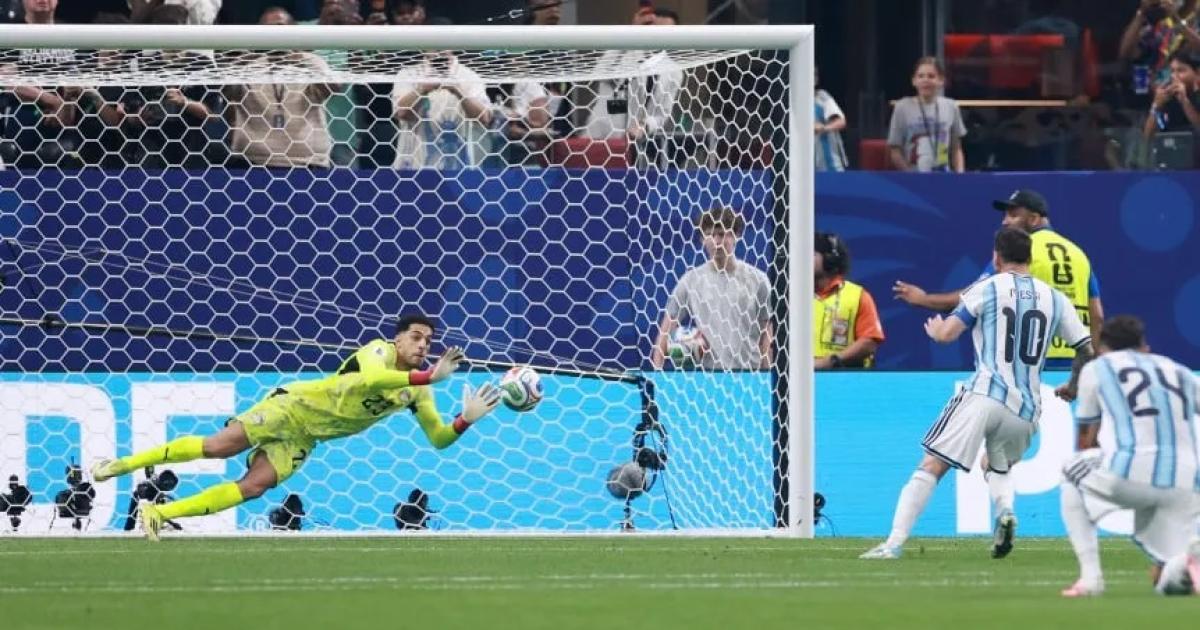 VIDEO- iexclIncreiacuteble Oufa le atajoacute un penal a Messi y mantiene arriba a Egipto