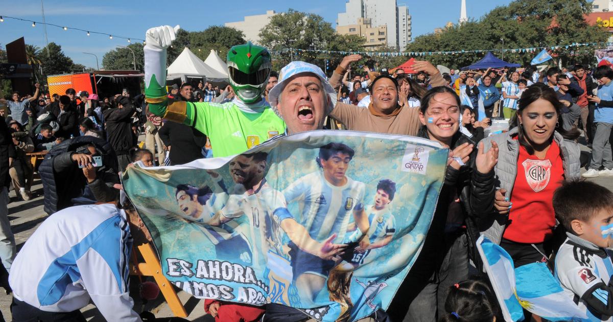 FOTOS El desahogo de los santiaguentildeos tras la heroica clasificacioacuten de Argentina a cuartos de final