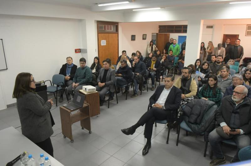 Teacutecnicos del CFI disertaron en la Caacutemara de Comercio local 