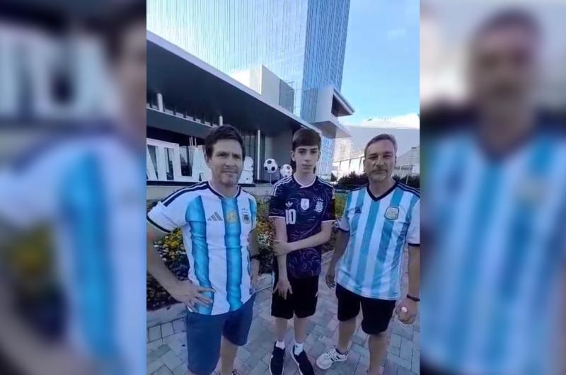 Los primeros hinchas santiaguentildeos ya viven la pasioacuten en Atlanta- llegaron al Mercedes-Benz Arena para alentar a la Seleccioacuten